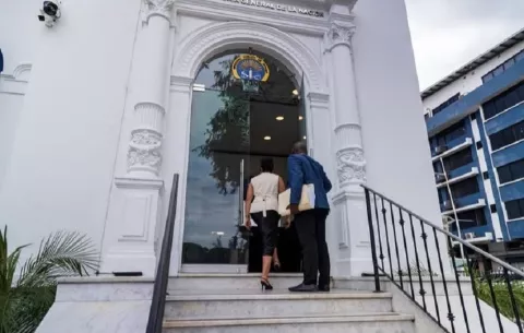 Interponen denuncia contra el exalcalde Carrasquilla por supuestos pagos irregulares
