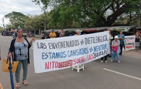 Policía desaloja del cruce de Divisa a los pacientes afectados por el dietilenglicol 