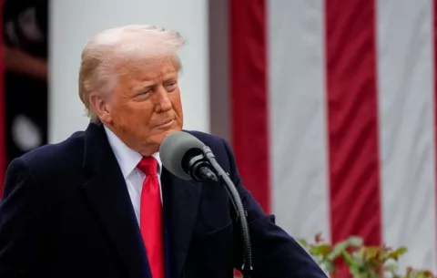 Donald Trump presenta la nueva 'tarjeta dorada' para inmigrantes millonarios que lleva su imagen