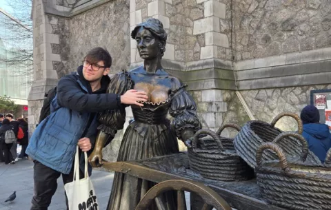 Dublín quiere acabar con el manoseo de los pechos de la estatua de Molly Malone