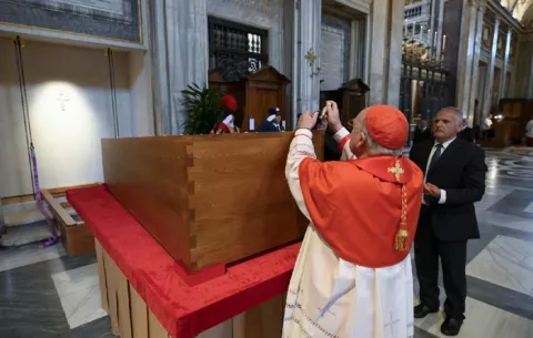 El entierro del papa Francisco se produjo ante el camarlengo y sus familiares