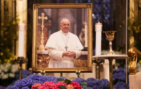 Papa Francisco falleció a causa de un ictus cerebral