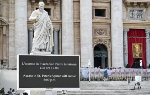 La capilla ardiente del papa concluye para proceder a la ceremonia del cierre del féretro