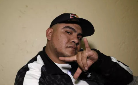 Mexicano Aczino se convierte en primer bicampeón de 'batalla de gallos' internacional