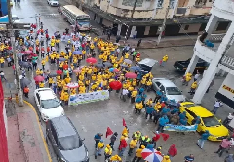 Segundo día de huelga, docentes se mantienen en sus centros escolares