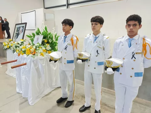 Estudiantes rinden homenaje póstumo al papa Francisco