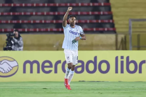 Panameño Ismael Díaz anota un doblete en triunfo de la  Católica en Copa Sudamericana