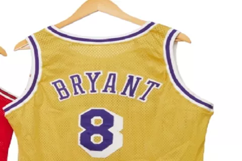 Subastarán las camisetas del debut de Jordan con los Bulls y Bryant con Lakers