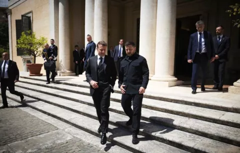Macron destaca la voluntad de paz de Zelenski y pide a Putin demostrar la suya