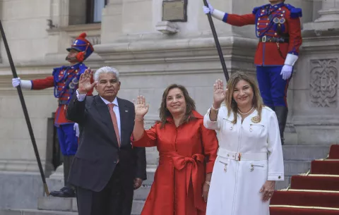 Boluarte recibe al presidente Mulino con honores