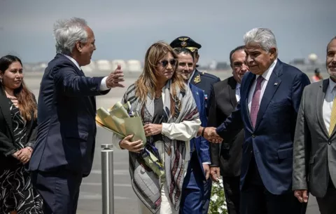 Mulino a su llegada a Perú: 'Bases militares extranjeras son inaceptables'