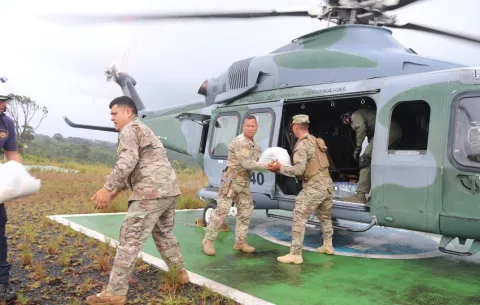 Llevan ayuda humanitaria a los damnificados por las inundaciones en Nueva Lucha
