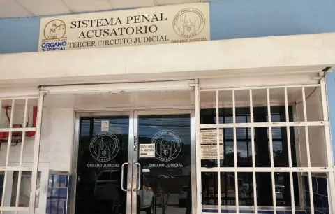 Una mujer y un hombre son condenados a 30 y 24 años de cárcel por delitos sexuales en el Oeste