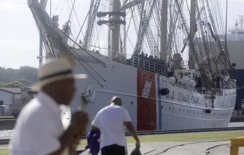 Velero de la guardia costera de EE.UU. cruza el Canal de Panamá en dirección al Pacífico