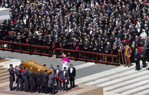 'Adiós, padre', los fieles brindan una despedida solemne y sentida al papa Francisco