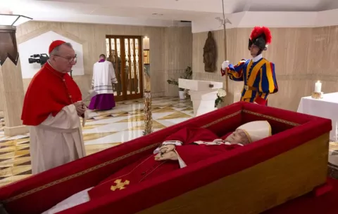 El Vaticano difunde las primeras imágenes del papa Francisco en el féretro