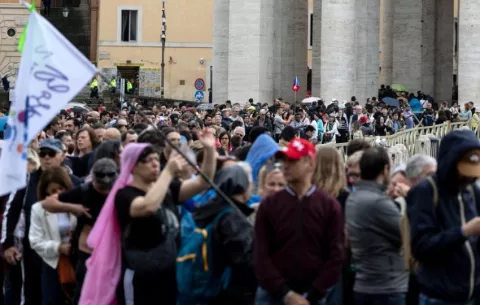 Unas 61,000 personas han acudido ya a la basílica de San Pedro para dar su adiós al papa