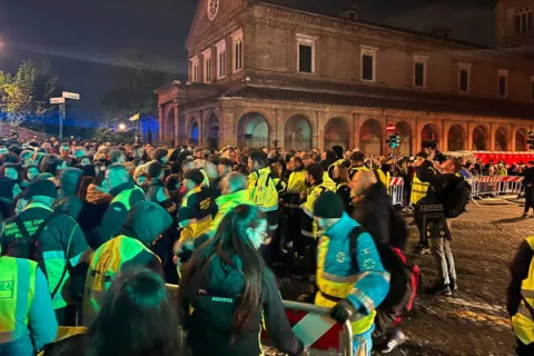 Casi 150,000 personas abarrotan San Pedro y aledaños por el funeral del papa