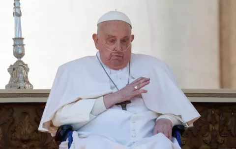 El papa vuelve ante los fieles por sorpresa en medio de su larga convalecencia