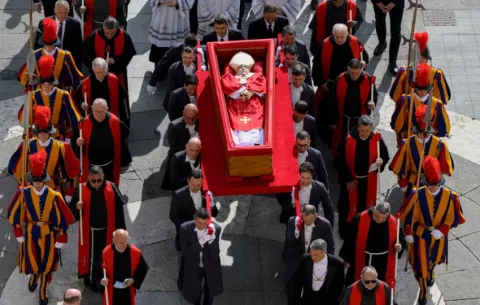 Féretro del papa Francisco llega a la basílica de San Pedro