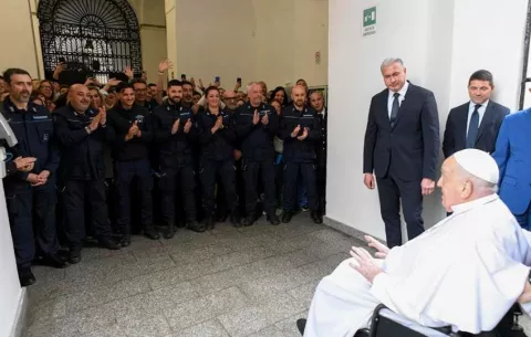 Papa visita una cárcel romana por Jueves Santo durante su convalecencia