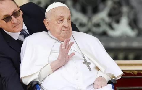 El papa saluda a los fieles en San Pedro por Semana Santa