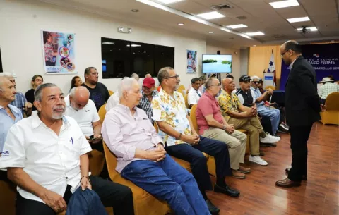 Mides entrega tercer pago de pensión vitalicia a héroes del 9 de enero de 1964
