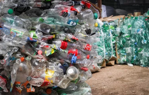 Menos del 10% de los materiales plásticos se fabrican a partir de plástico reciclado