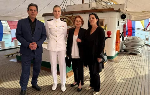 La princesa Leonor se reúne con la viuda e hijos de Vargas Llosa
