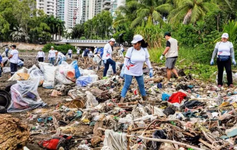 Recolectan cinco toneladas de desechos en jornada de limpieza en Costa del Este