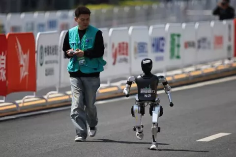 Del laboratorio a la vida real: China acelera el despliegue de robots humanoides con IA