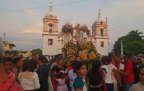 Santiago mantiene la tradición de la carrera de los santos en Domingo de Pascua