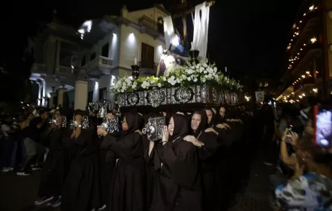 Panamá celebra el Viernes Santo con centenares de feligreses en su casco histórico