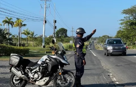 Implementan inversión de carriles hacia el interior del país para Semana Santa