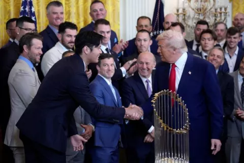 Trump recibe a los Dodgers en la Casa Blanca y elogia a Shohei Ohtani