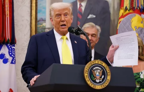 Trump colocará dos banderas de Estados Unidos gigantes en los jardines de la Casa Blanca