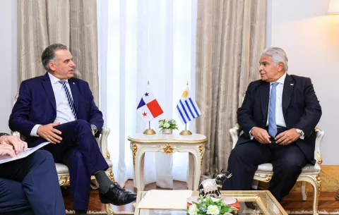 Presidente de Uruguay llega a Panamá y se reúne con Mulino