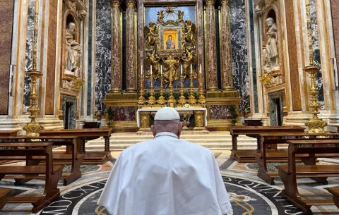 El papa Francisco acude por sorpresa a Santa María la Mayor para rezar antes de la Semana Santa