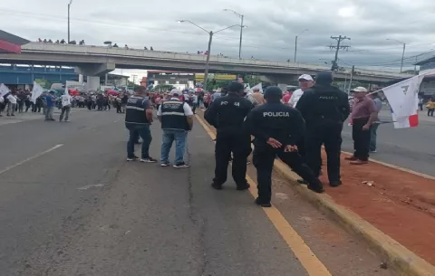 Entre consignas, cantos y cierres de calles los docentes se manifestaron en el interior del país