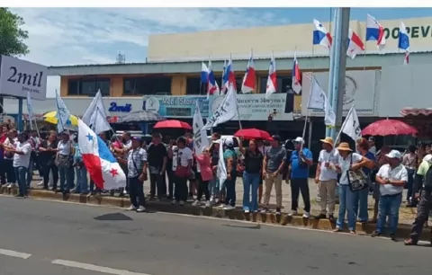 Educadores en Santiago de Veraguas continúan huelga con cadena humana y vigilia