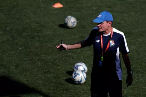 FIFA amplía a nivel mundial la suspensión del técnico panameño Kenneth Zseremeta