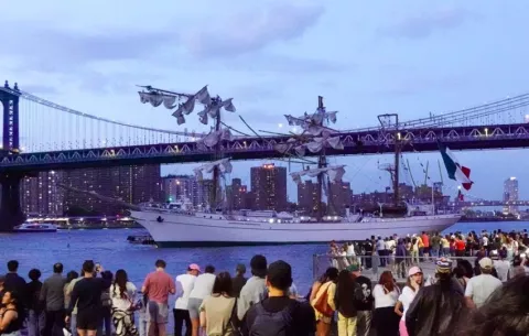 Fallecen dos tripulantes heridos tras colisión de buque mexicano contra puente de Brooklyn