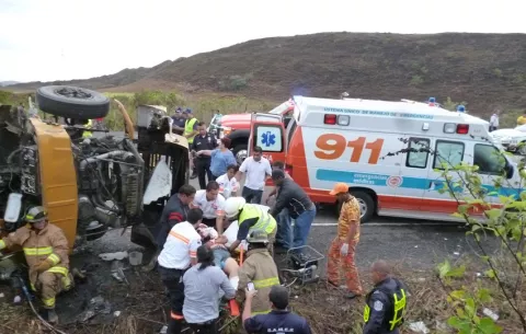 Hombre muere calcinado tras choque en la entrada de Cañazas