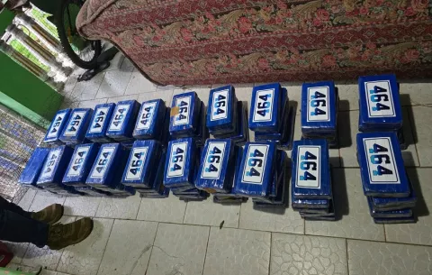 Caen dos hombres con 100 paquetes de drogas en Las Villas, distrito de Arraiján 