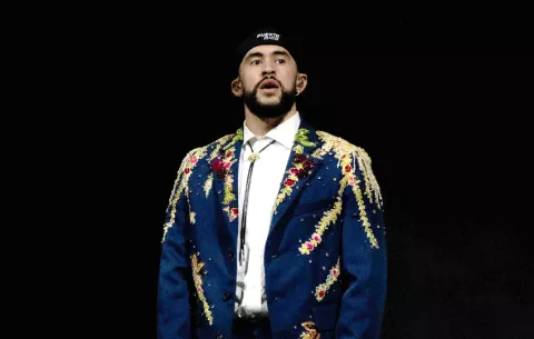 Bad Bunny vuelve al cine en agosto con el estreno de la película 'Caught Stealing'