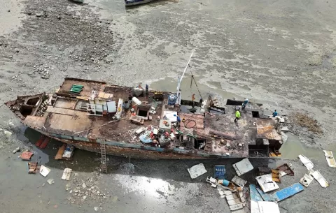 Suspenden desmantelamiento de la embarcación “Rosa de los Vientos” por contaminación en Playita de Bique