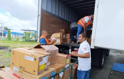 Trasladan vía área medicamentos e insumos a instalaciones de salud en Bocas del Toro