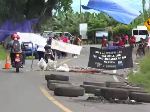 Manifestantes abren por dos horas las vías en Bocas del Toro