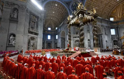 La Constitución vaticana y los ritos del cónclave, en la mesa de los cardenales