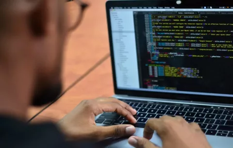 Casi la mitad de las empresas industriales enfrenta problemas de ciberseguridad al digitalizar sus operaciones